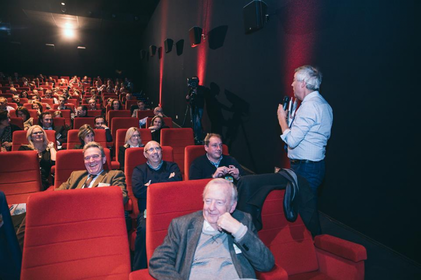 3488-1525973280-Klant+toekomst+-+Utopolis+in+zaal+lachend+publiek