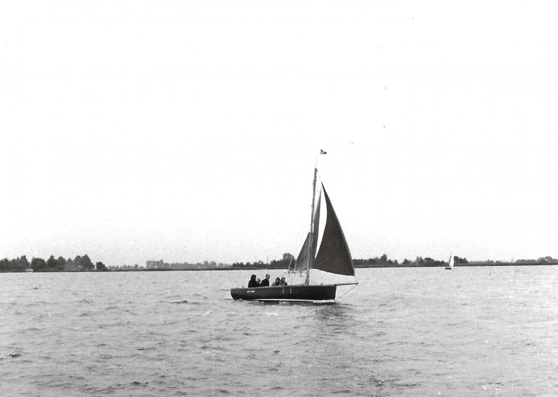 13291625420971BLOG51FrieslandStatenjachtBoeierFrisoHarryaanhelmstokmetborrelhoofdmonitormetvalkje
