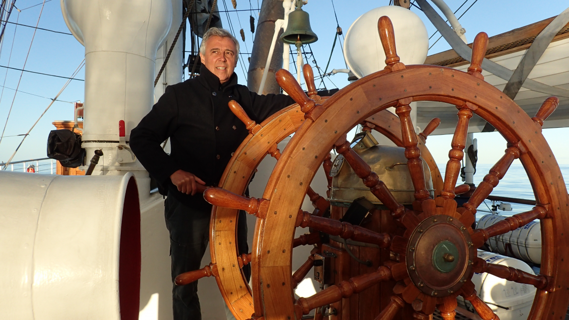 14511655657071BLOGTallShipsHarryaanhetroerbezigmettesturenhorizontaalalleendemooiste