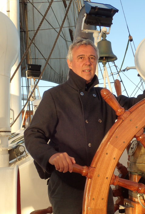 30610-1570896206-BLOG+-+Tall+Ships+Harry+aan+het+roer+bezig+met+te+sturen+en+te+staren+in+de+verte+ed++