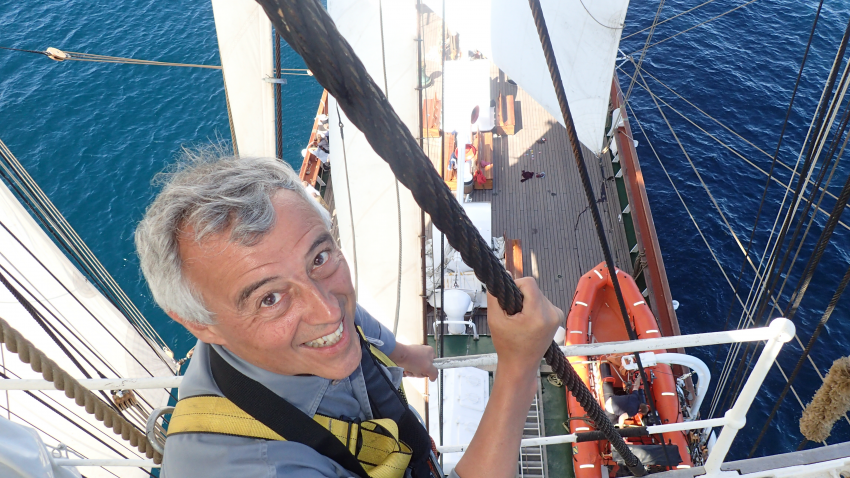 30610-1570900017-BLOG+-+Tall+Ships+Harry+in+het+want+op+plateau+brede+lach+