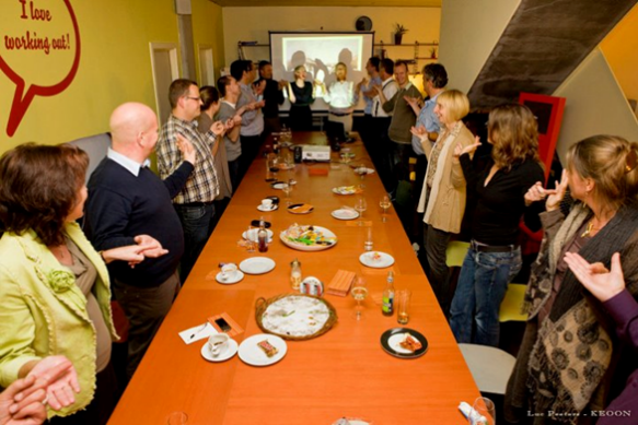 3503-1525972473-Man+Vrouw+-+Design+Rond+de+tafel+2