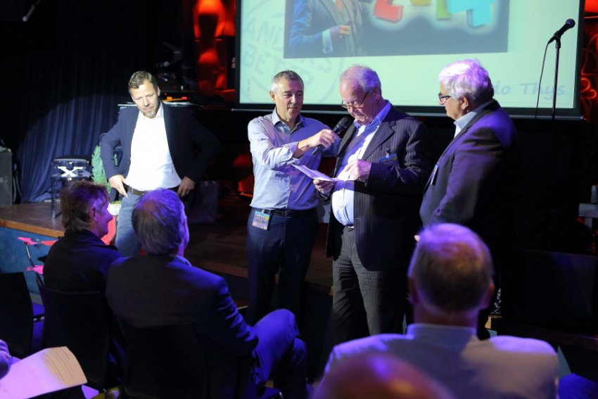 3516-1512320924-Present+-+Brancheevent+interview+podium+Jaap+Bron