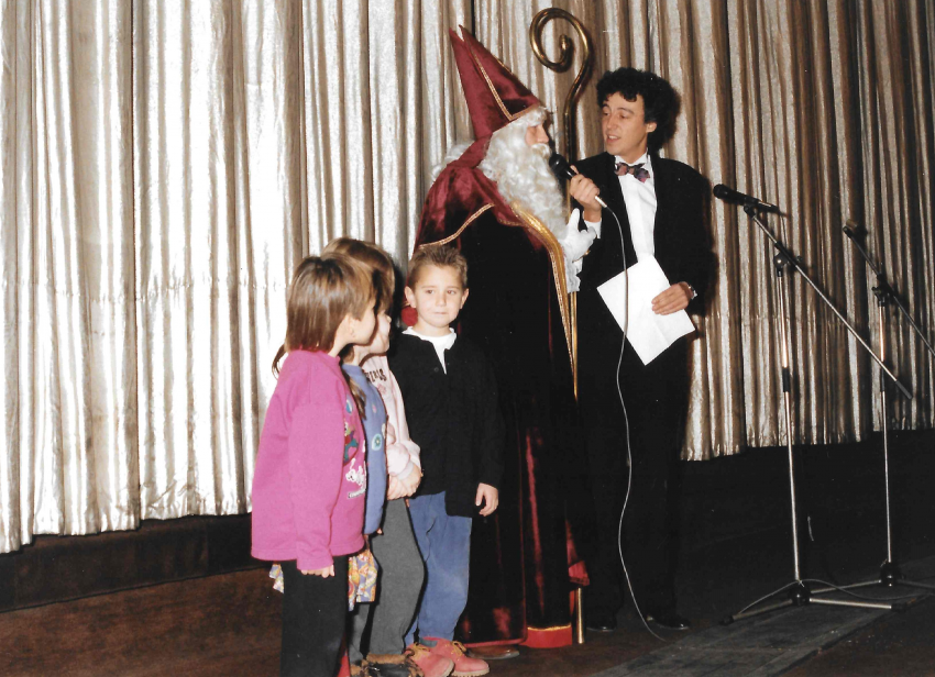 3516-1627231091-Presentatie+-+Sinterklaas+Mvr+Cools+en+Luc+Wijnants+interview+Sint+&+vier+kindjes+