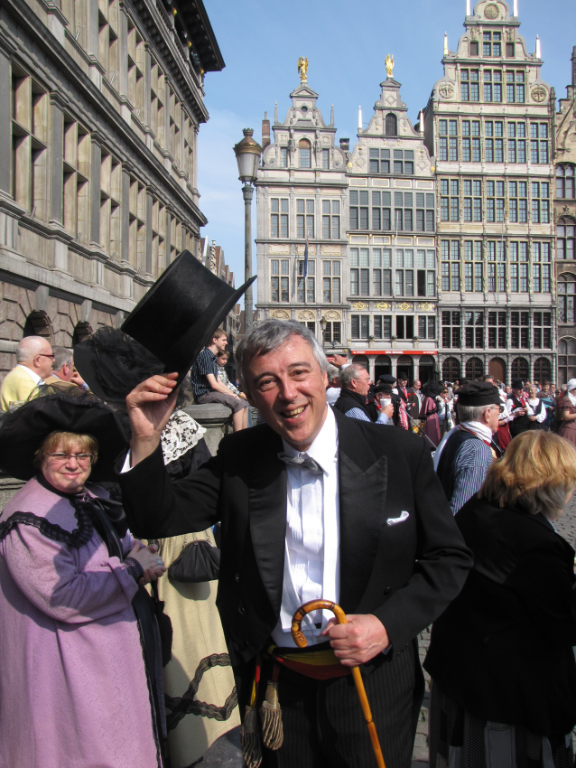 3517-1614624694-Website+Cubro+-+Semini+Harry+burgemeester+Hoed+groet+stralende+lach+