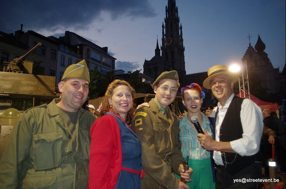 681-1535022343-Bal+Bevrijding+2017+-+Harry+interview+soldaten+plus+vriendinnetje