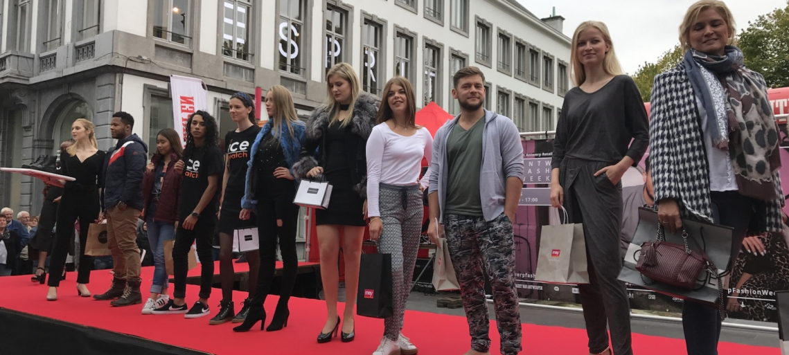716-1611774373-FaceBook+-+05&06-10-19+Antwerp+fashion+groep+podium+Wapper+