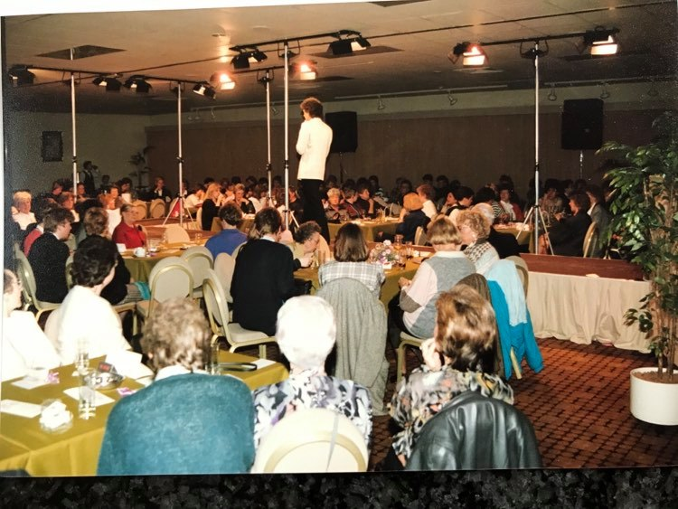 716-1615570688-BLOG+-+Modeshow+Quality+Inn+van+achter+centraal+podium