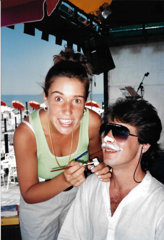 743-1542397631-BLOG+-+Scan+Jean+Bosco+Hand+schudden+++Renilde+schminkend