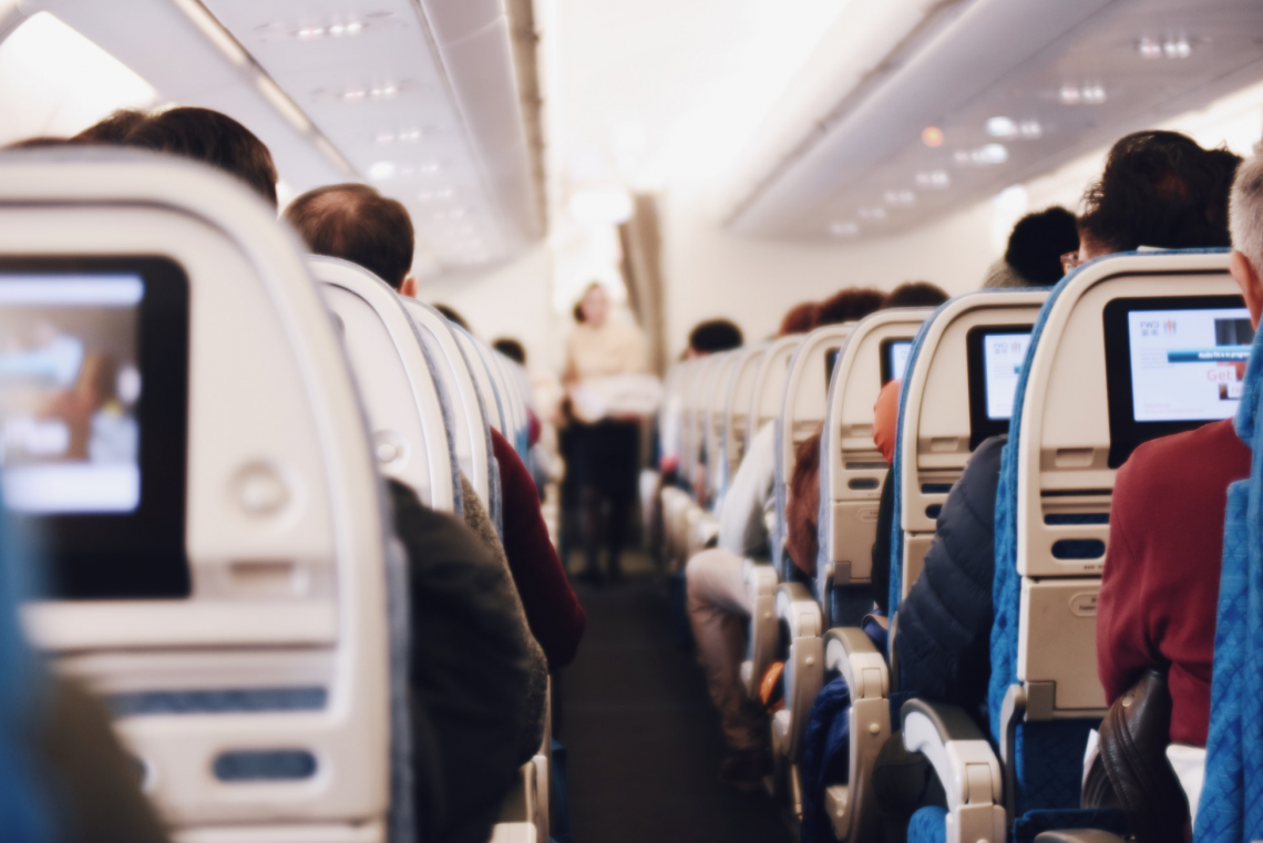 747-1543082414-BLOG+-+KWC+Air+hostess+tussen+stoelen+met+service+