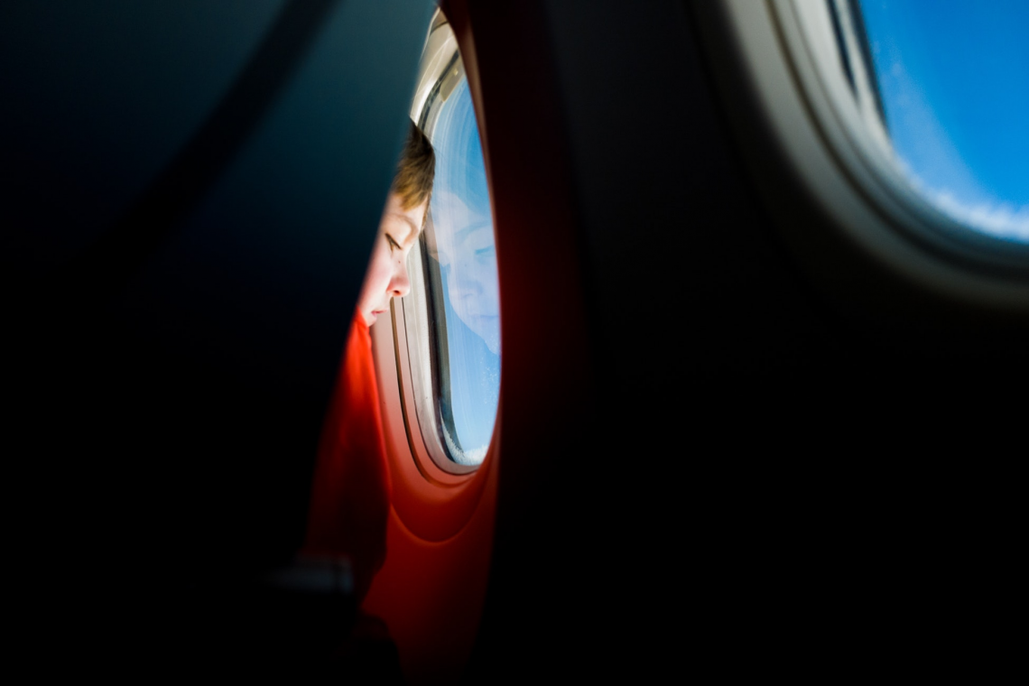747-1543082420-BLOG+-+KWC+Air+hostess+kind+dat+door+raam+kijkt