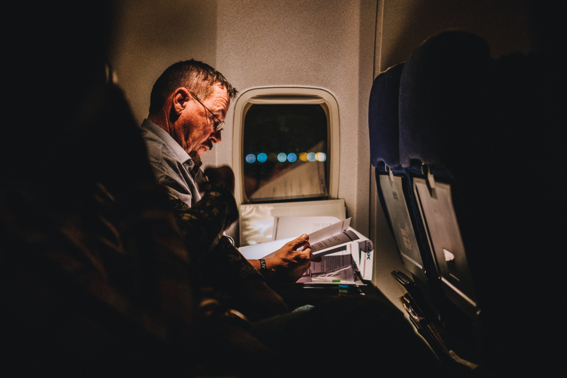 747-1543082423-BLOG+-+KWC+Air+hostess+man+lezend+in+vliegtuig+