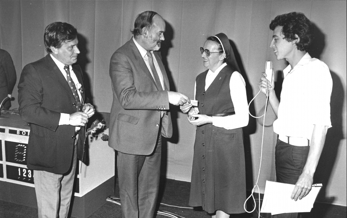 773-1546366132-BLOG+-+Scan+Foto+Wies+Borgerhout+Cheque+aan+zuster