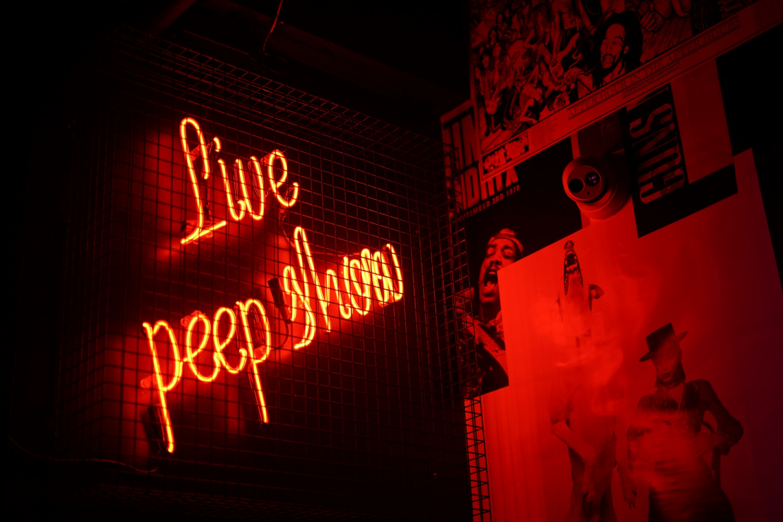 779-1547754333-BLOG+-+KWC+Foto+Je+moeder+-+Peep+show+