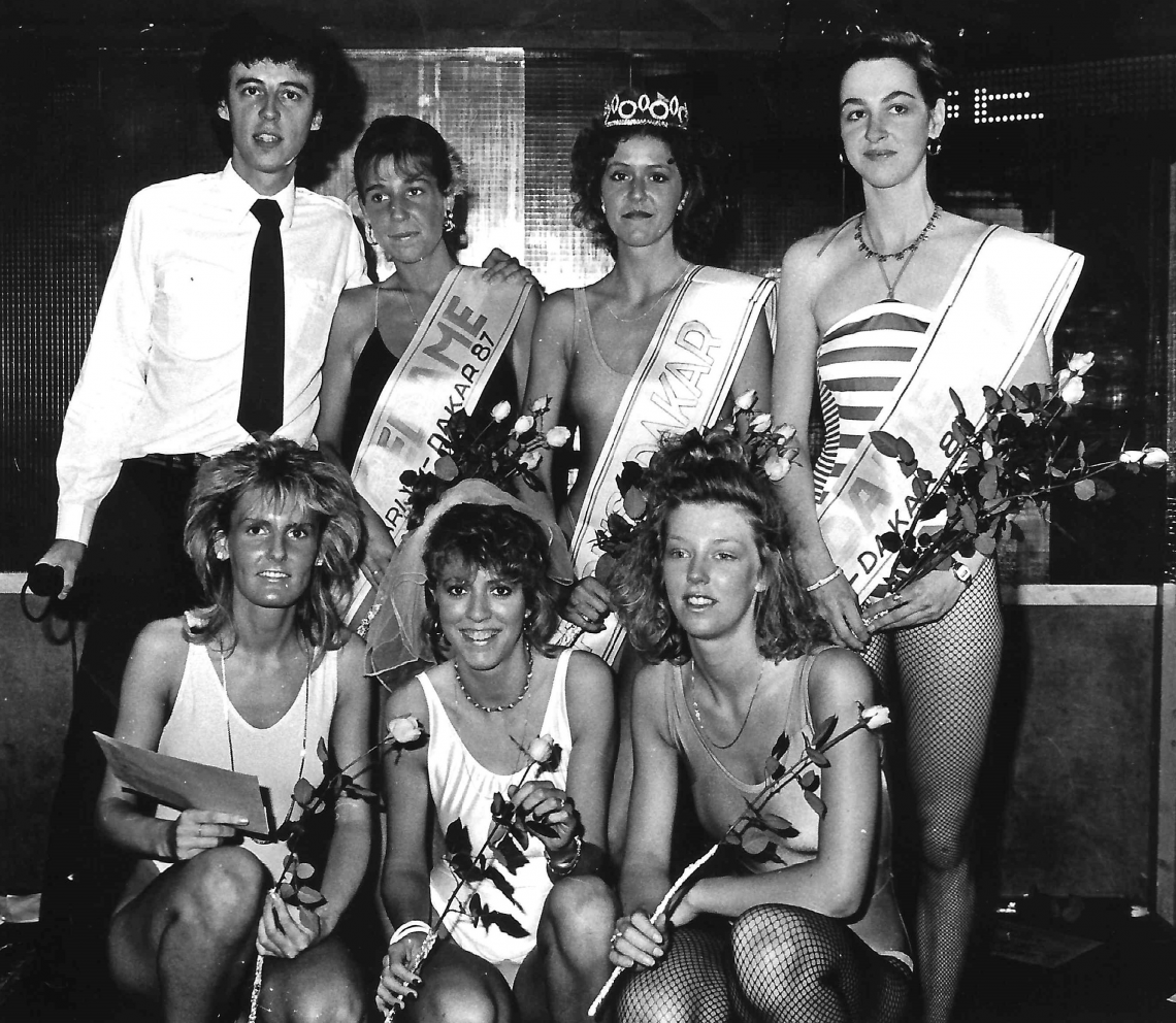856-1611160842-BLOG+-+Miss+Dienaar+Miss+Dakar+HvH+met+missen+en+bloemen